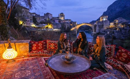 Ramazanska tradicija: Zajednički iftar na otvorenom u staroj gradskoj jezgri Mostara Ramazanska tradicija: Zajednički iftar na otvorenom u staroj gradskoj jezgri Mostara