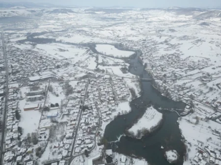 Proljetno nevrijeme u BiH: Bihać pod snijegom, otežan saobraćaj na planinskim prevojima