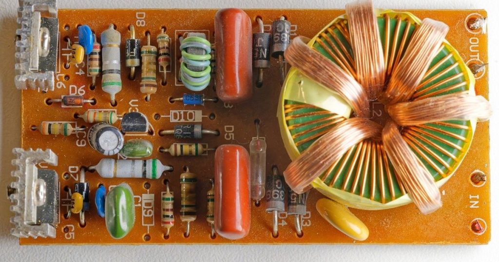 ABECEDA FIZIKE #23: Kako su izmjenični strujni krugovi omogućili mobitele i WIFI