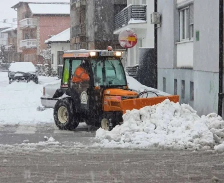 Snijeg i kvarovi paralizirali USK: obustavljena nastava, problemi sa strujom i saobraćajem