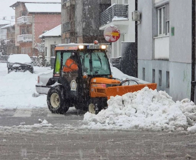Snijeg i kvarovi paralizirali USK: obustavljena nastava, problemi sa strujom i saobraćajem Snijeg i kvarovi paralizirali USK: obustavljena nastava, problemi sa strujom i saobraćajem