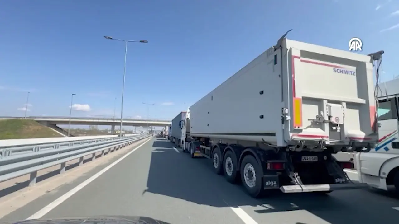 Kamioni formirali kilometarske kolone na granici BiH i Hrvatske uslijed protesta prevoznika