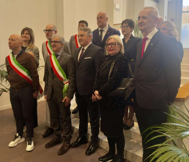 Komšić prisustvovao Akademiji povodom obilježavanja Dana nezavisnosti BiH u Italiji Komšić prisustvovao Akademiji povodom obilježavanja Dana nezavisnosti BiH u Italiji
