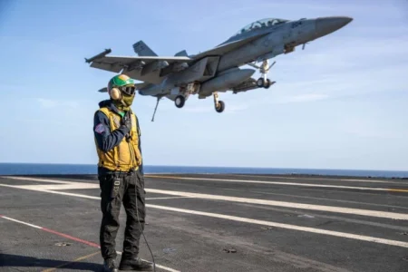 Američki nosač aviona USS Gerald R. Ford vraćen u bazu na Kreti nakon misije na Bliskom istoku