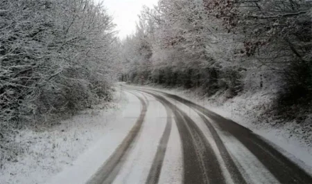 Na većini planinskih prevoja saobraćaj otežan zbog snijega