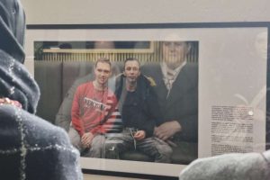 U Brezi postavljena izložba Nevidljivi u miru, priče koje često ostaju nevidljive