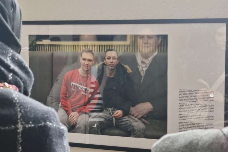 U Brezi postavljena izložba Nevidljivi u miru, priče koje često ostaju nevidljive