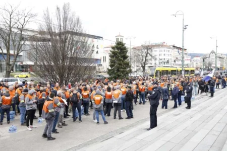 Mirni protest radnika Nove željezare Zenica ispred zgrade Vijeća ministara BiH