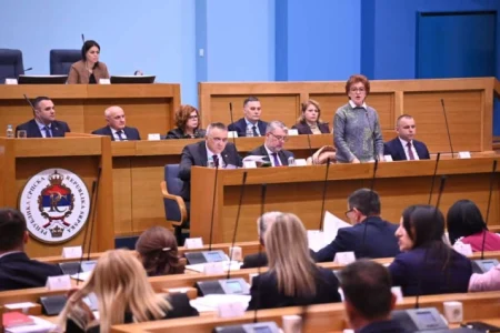 Opozicija u NSRS povećanje plata nazvala milostinjom, Vukanović udaljen sa sjednice Opozicija u NSRS povećanje plata nazvala milostinjom, Vukanović udaljen sa sjednice