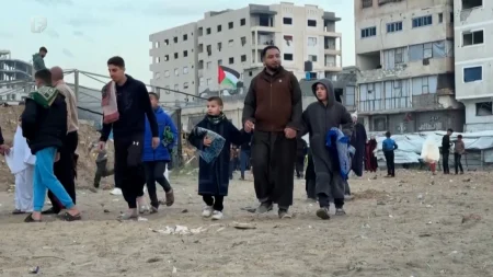 Palestinci na ruševinama klanjali bajram-namaz, najmlađi radost pronalaze u igri