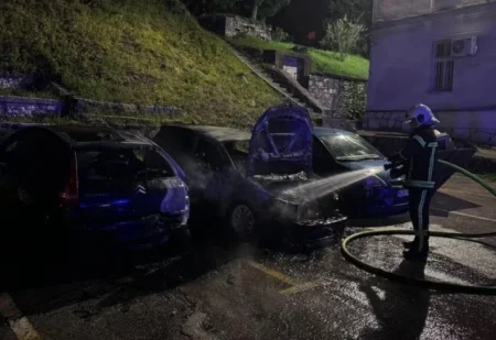 Izgorjelo šest vozila u dvorištu Srednje ekonomske škole u Mostaru Izgorjelo šest vozila u dvorištu Srednje ekonomske škole u Mostaru