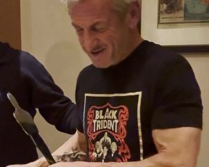 Sean Penn dobio Oscara napravljenog od oštećenog vagona iz Ukrajine