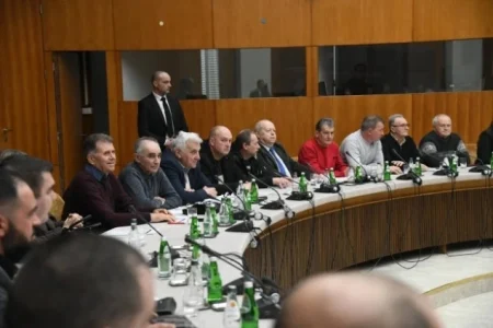 Poljoprivrednici najavili blokade prometnica diljem Srbije Poljoprivrednici najavili blokade prometnica diljem Srbije