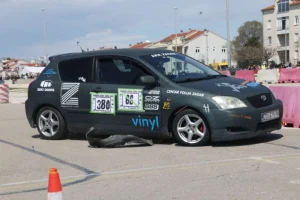 Prilikom izlijetanja vozila na utrci u Zadru lakše ozlijeđena tri člana tima i dijete