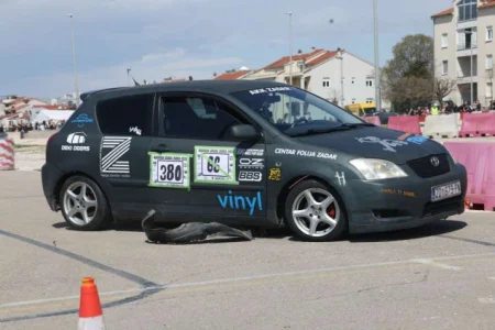 Prilikom izlijetanja vozila na utrci u Zadru lakše ozlijeđena tri člana tima i dijete