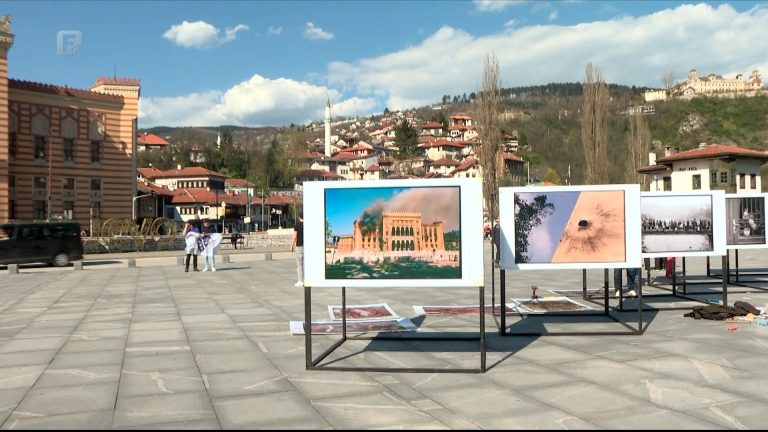 Kultura sjećanja i suočavanje s prošlošću: U Sarajevu otvorena izložba fotografija Muha u avionu Kultura sjećanja i suočavanje s prošlošću: U Sarajevu otvorena izložba fotografija Muha u avionu