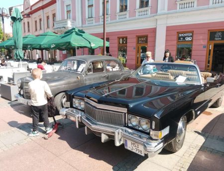Na Trgu mladih u Brčkom otvorena izložba oldtajmera