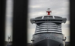 Kruzer prošao kroz Hormuški moreuz nakon ponovnog otvaranja, prvi put od zatvaranja