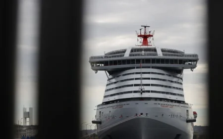 Kruzer prošao kroz Hormuški moreuz nakon ponovnog otvaranja, prvi put od zatvaranja