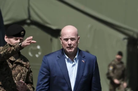 Američki ambasador pri NATO-u: Saveznici treba da odluče na čijoj su strani