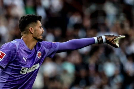 Nikola Vasilj otkrio dramatične detalje penala protiv Italije: Pokušao mi je poderati papirić Nikola Vasilj otkrio dramatične detalje penala protiv Italije: Pokušao mi je poderati papirić