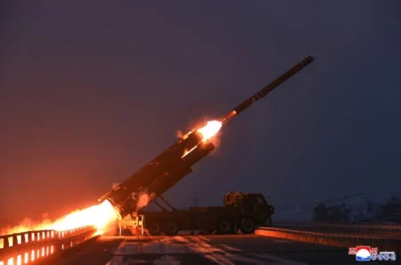 Kim Jong Un nadgledao testiranja raketa s novog razarača u Sjevernoj Koreji Kim Jong Un nadgledao testiranja raketa s novog razarača u Sjevernoj Koreji