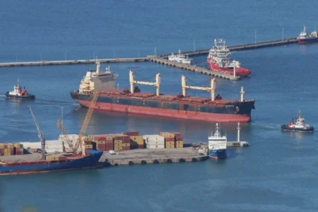 Francuski teretni brod prošao kroz Hormuški moreuz