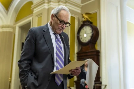 Chuck Schumer najavio glasanje o rezoluciji o ratnim ovlastima SAD-a protiv Irana Chuck Schumer najavio glasanje o rezoluciji o ratnim ovlastima SAD-a protiv Irana
