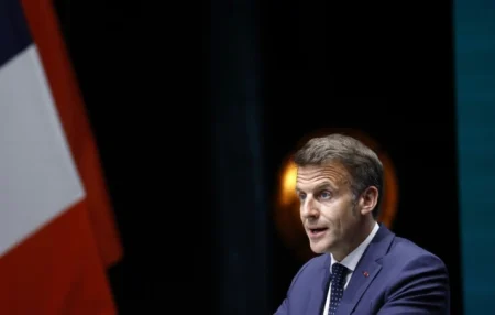 Macron: Francuski državljani oslobođeni iz iranskog zatvora vraćaju se kući nakon tri i po godine Macron: Francuski državljani oslobođeni iz iranskog zatvora vraćaju se kući nakon tri i po godine