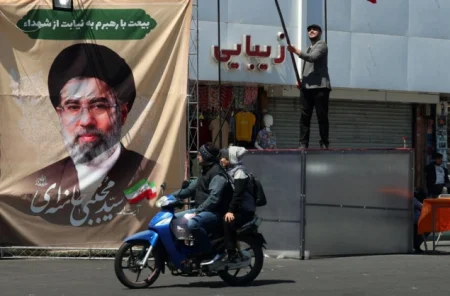 Teško ranjeni Mojtaba Khamenei vodi Iran iz izolacije dok rastu sumnje u njegovu moć Teško ranjeni Mojtaba Khamenei vodi Iran iz izolacije dok rastu sumnje u njegovu moć