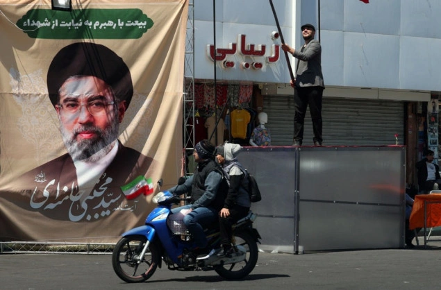 Teško ranjeni Mojtaba Khamenei vodi Iran iz izolacije dok rastu sumnje u njegovu moć Teško ranjeni Mojtaba Khamenei vodi Iran iz izolacije dok rastu sumnje u njegovu moć