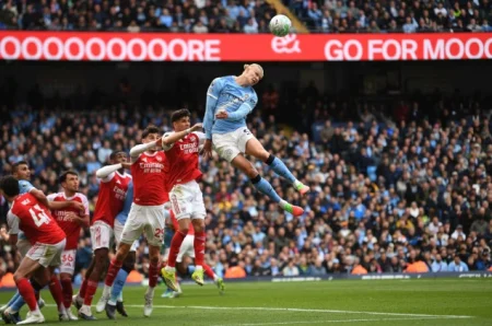 Manchester City pobijedio Arsenal i smanjio zaostatak na tri boda u trci za titulu