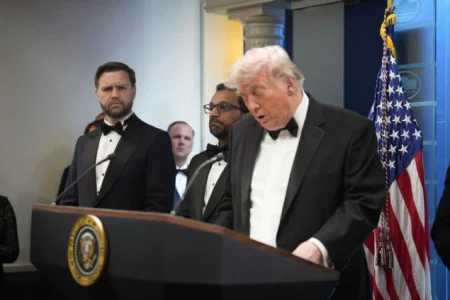 Trump tvrdi da je Iran u kolapsu i traži hitno otvaranje Hormuškog tjesnaca