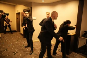 Pucnji prekinuli večeru s Trumpom: Napadač savladan, agent ranjen