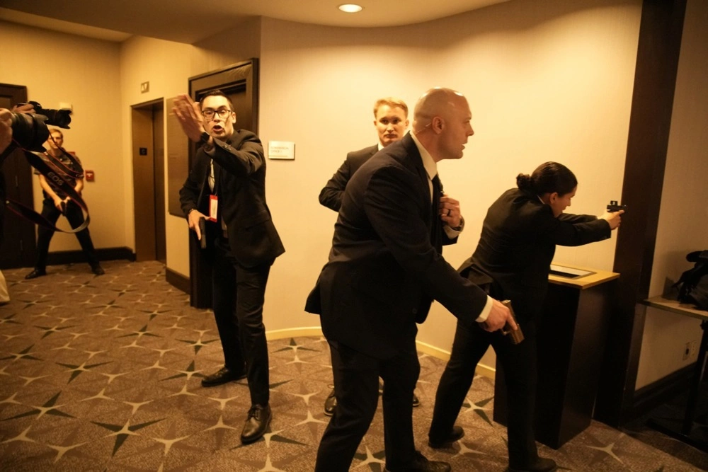 Pucnji prekinuli večeru s Trumpom: Napadač savladan, agent ranjen