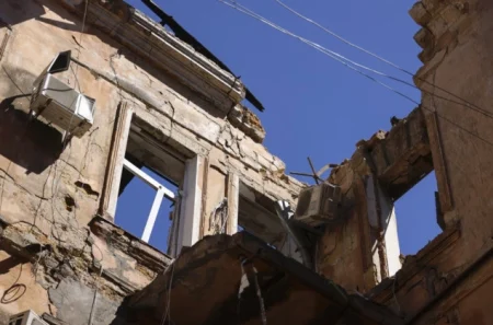 Ruski dronovi pogodili luku u Odesi, također oštećene stambene zgrade i bolnica