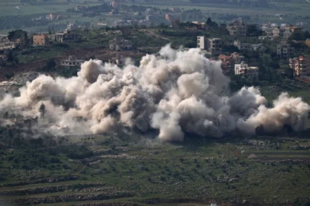 Izrael ispalio vatru na sumnjivi objekat dok sukobi s Hezbollahom narušavaju primirje