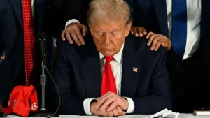 Trump se snimao dok čita Bibliju u Ovalnom uredu