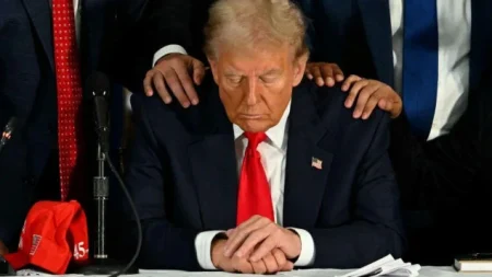 Trump se snimao dok čita Bibliju u Ovalnom uredu