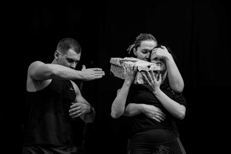 Predstava „U ime oca: Davanje glasa onima koji su predugo bili nevidljivi Predstava „U ime oca: Davanje glasa onima koji su predugo bili nevidljivi