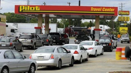 Globalna panika: Skok cijena nafte pokrenuo haos širom svijeta, nerijetke tuče i sukobi na pumpama