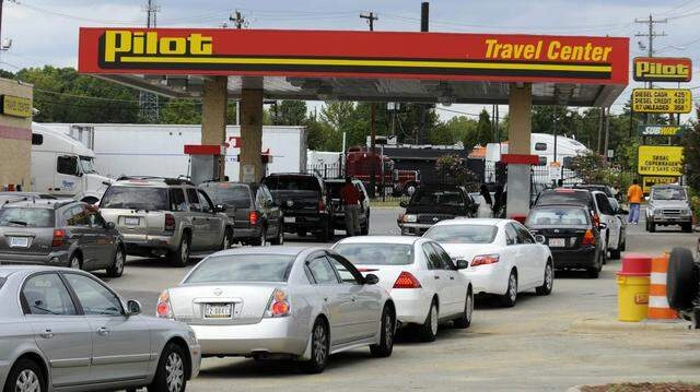 Globalna panika: Skok cijena nafte pokrenuo haos širom svijeta, nerijetke tuče i sukobi na pumpama