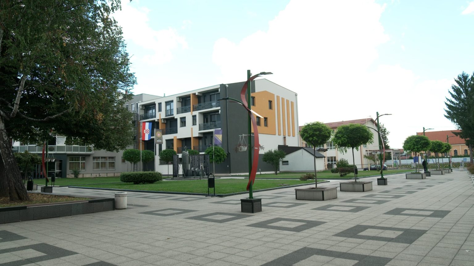 Šestić: Sa maloljetnom djecom u živom štitu