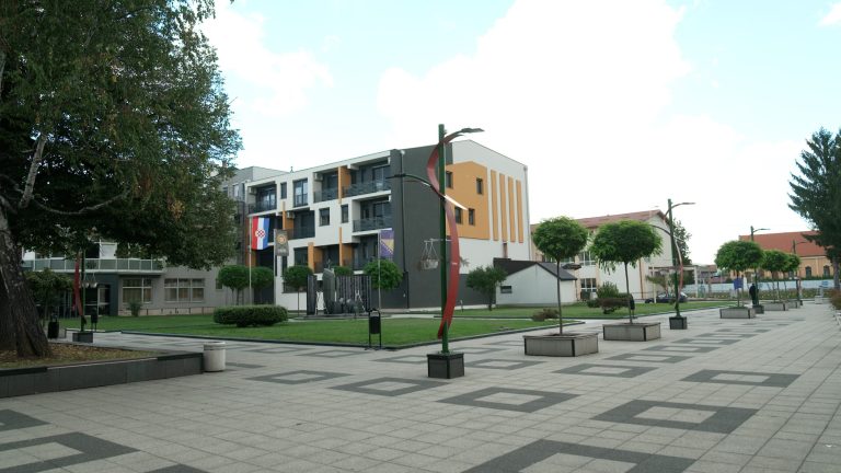 Šestić: Sa maloljetnom djecom u živom štitu