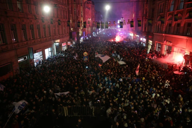 Sarajevo čeka reprezentativce, prostor ispred Vječne vatre ispunjen navijačima! Sarajevo čeka reprezentativce, prostor ispred Vječne vatre ispunjen navijačima!