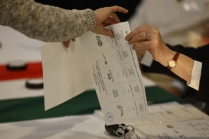 Mađarska: Do 11 časova glasalo 37,98% birača, izbori ključni za budućnost Orbanove vladavine