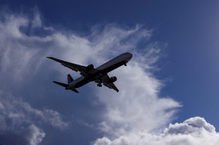 Rat s Iranom podigao cijene avionskih karata, evo šta se može očekivati