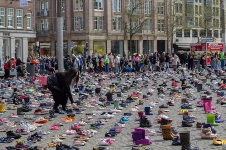 Hiljade cipelica na trgu u Amsterdamu u znak sjećanja na ubijenu palestinsku djecu i novinare Hiljade cipelica na trgu u Amsterdamu u znak sjećanja na ubijenu palestinsku djecu i novinare