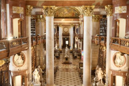 U Nacionalnoj biblioteci Austrije izloženo oko 200.000 knjiga, stoljetni rukopisi vjerskih knjiga U Nacionalnoj biblioteci Austrije izloženo oko 200.000 knjiga, stoljetni rukopisi vjerskih knjiga