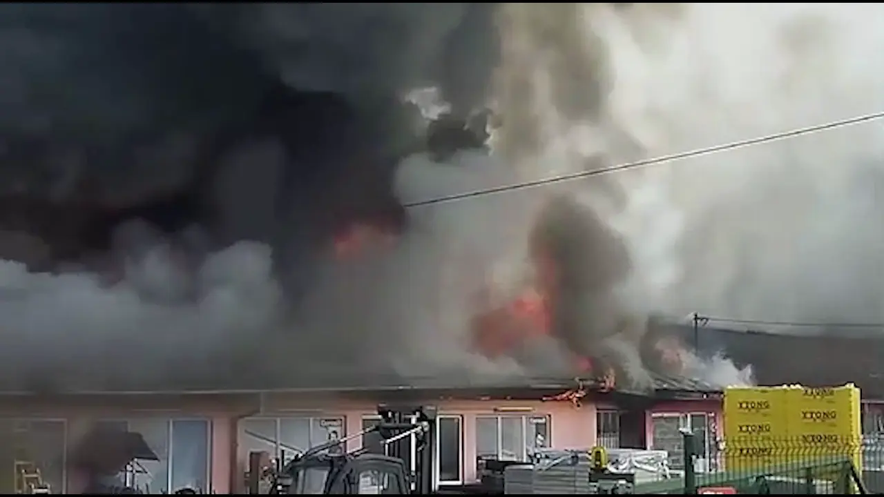 Veliki požar u Bugojnu: Vatrena stihija progutala dio firme, na terenu sve raspoložive ekipe